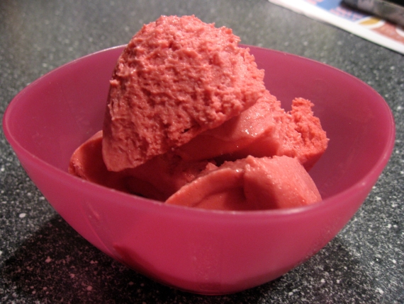 Hindbærsorbet i skålen