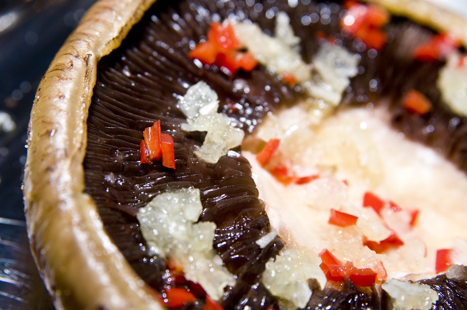 Portebello svampe gnedet i olie med hakket chilo og hvidløg