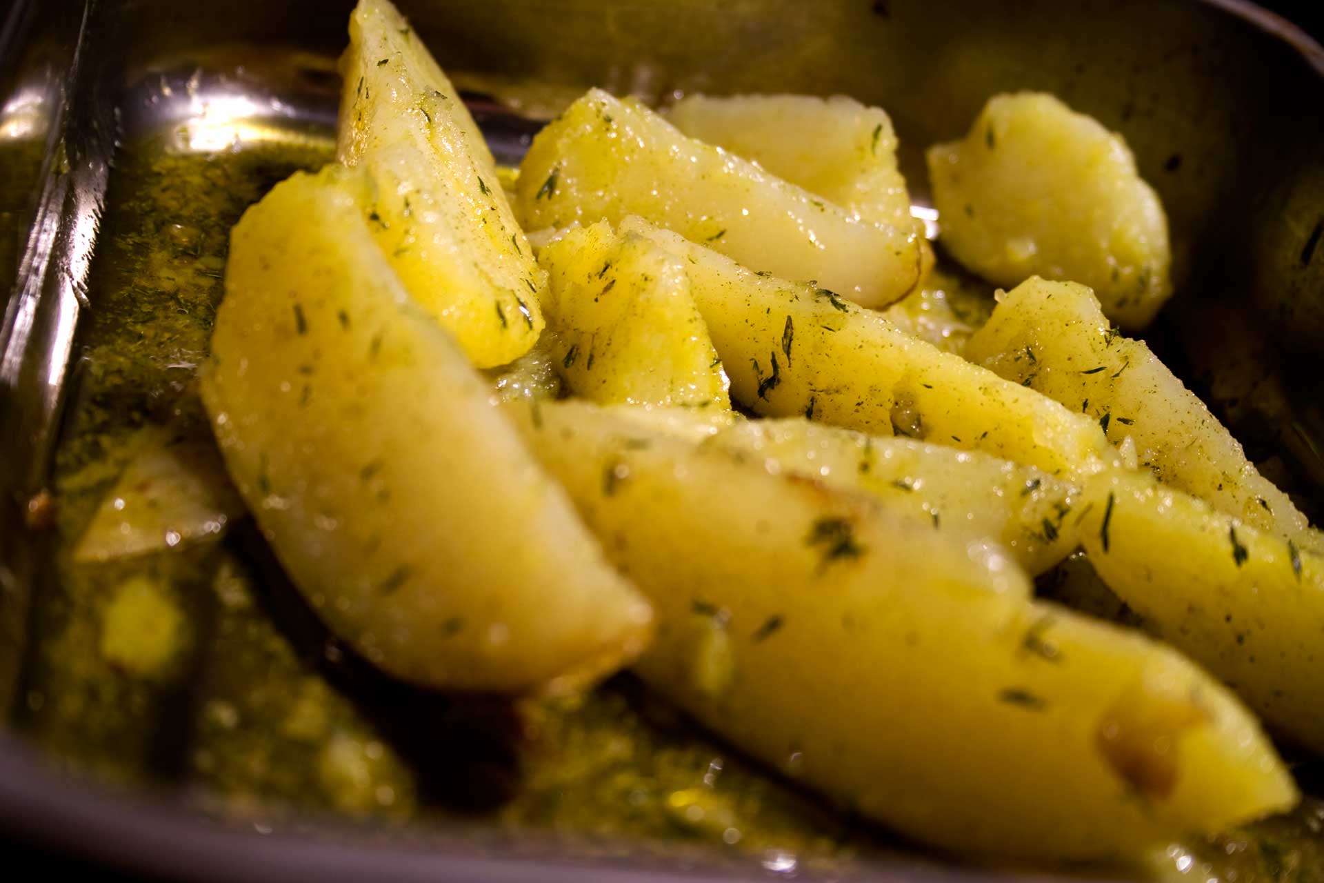 Kartofler ala Heston Blumenthal vendt i krydderolie og på vej i ovnen