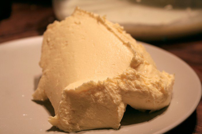 En ordentlig klump hjemmelavet smør