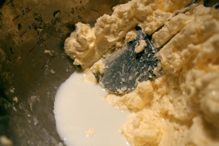 Smørret bearbejdes og den bundne kærnemælk frigøres