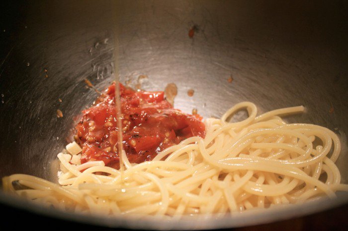 Læg tomat, pasta, parmesan, pancetta i en skål og hæld lidt olie ved