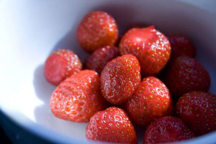 Udvalgte små søde jordbær til anretning