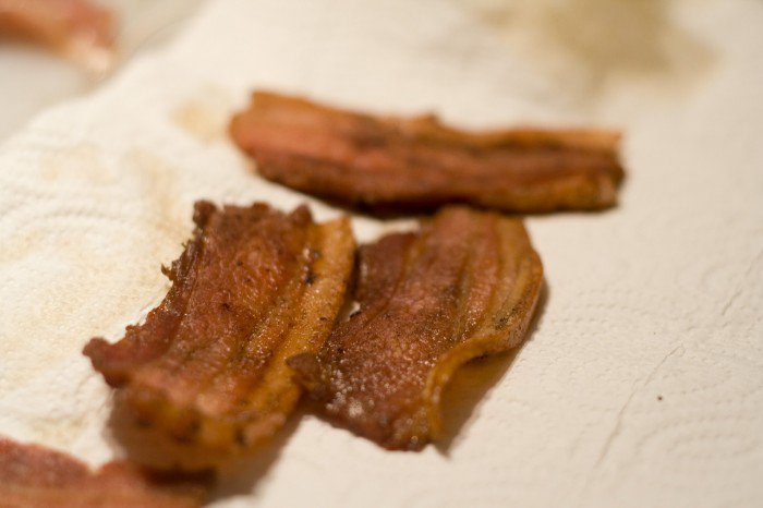 Første smagsprøve af den stegte ramsløg bacon