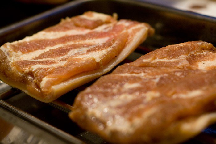 Paprika- og hvidløgs bacon, skyllet og på vej i ovnen