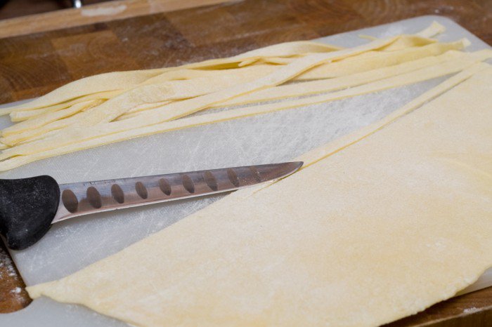 Pastaen skæres ud med en skarp kniv
