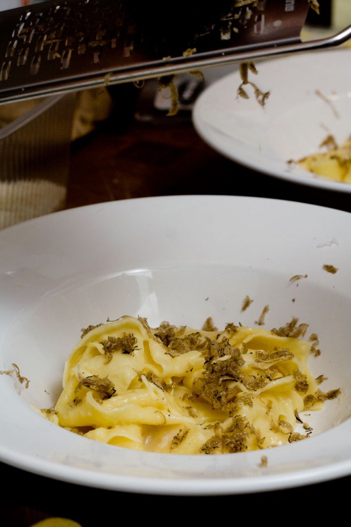 Hjemmelavet pasta med Parmigiano-Reggiano, smør, fint revet hvidløg og fint revet trøfle fra Gotland
