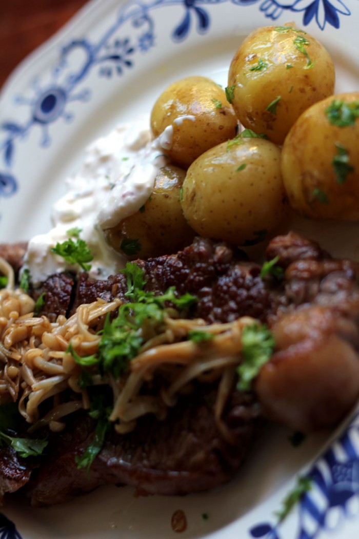 Højrebsbøf med enoki svampe, nye kartofler og stærk rygeostecreme