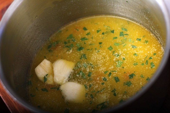 Smelt smør for meget svar varme og tilsæt et stort let knust hvidløg. Hakket rosmarin og chili