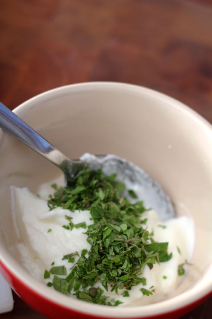 Hakket oregano blandes i græsk yoghurt