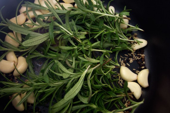 Rosmarin, peberkorn, hvidløg,fennikelfrø lagt nederst i gryden