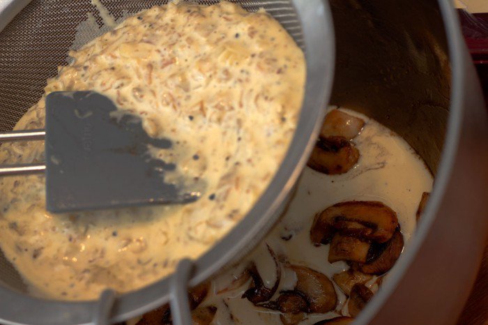 Saucen sis ned til de stegte champignoner