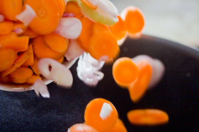 Bladselleri, gulerødder og skalotteløg dumpes med følelse i gryden