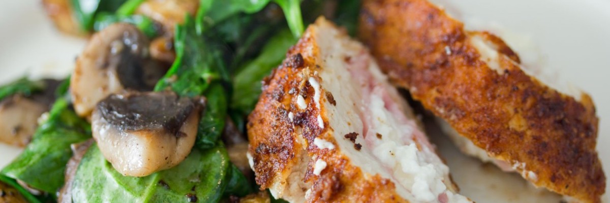 Kyllinge Gordon bleu med varm spinat og champignon salat