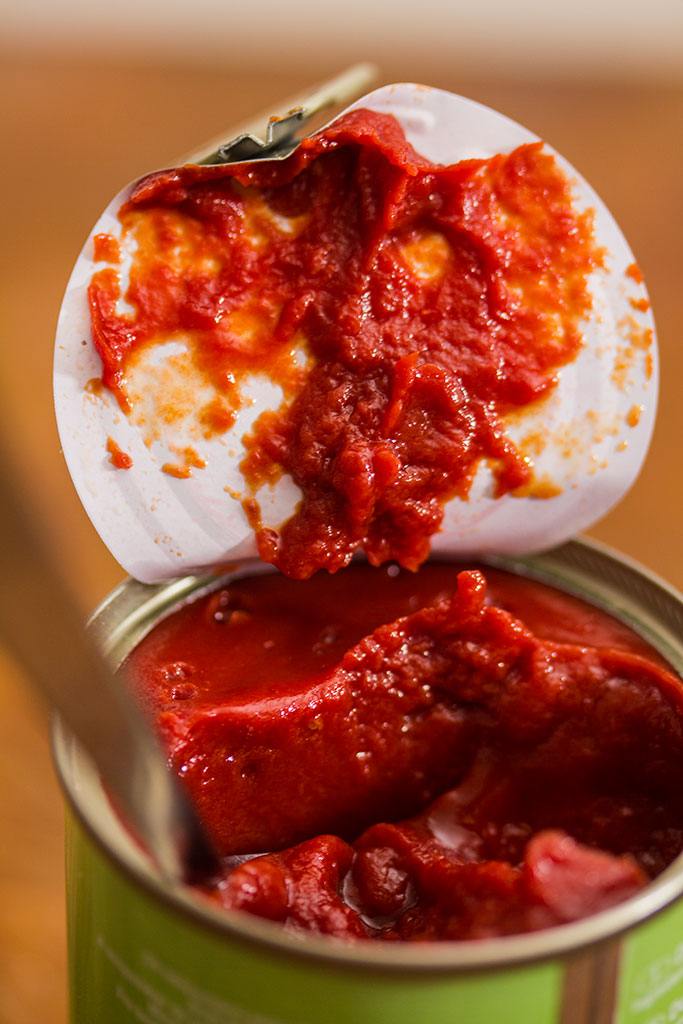 En stor dåse koncenteret øko tomatpure