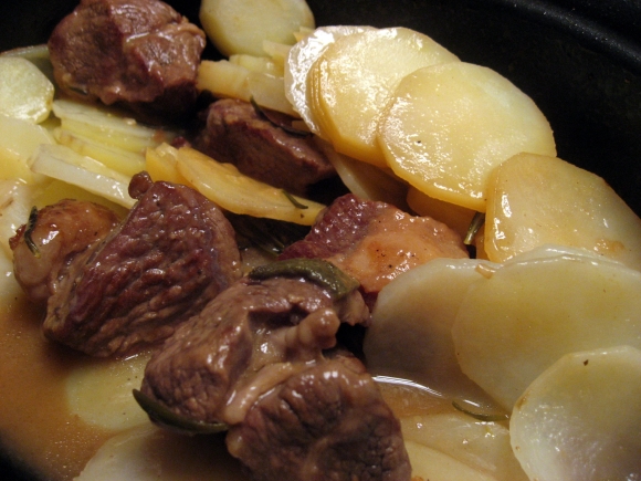 Lammegryde serveret.