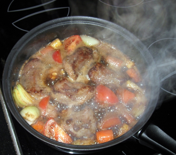 Svinekæberne braiserer