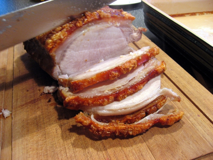 Flæskesteg med sprød svær i skiver