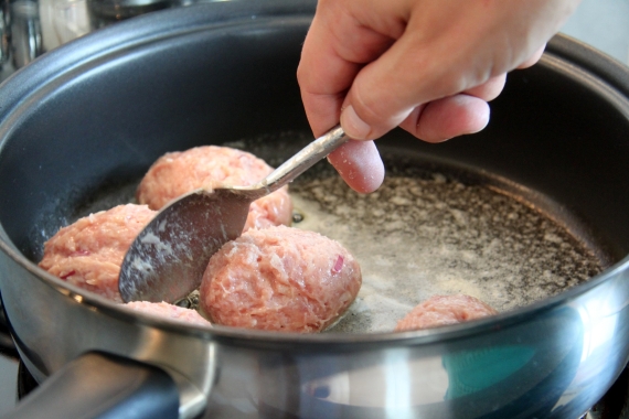 De første frikadeller lægges på panden