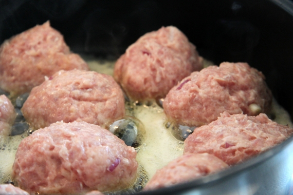 Hjemmelavede frikadeller på vej