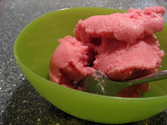 Granatæble sorbet klar til at guffe!