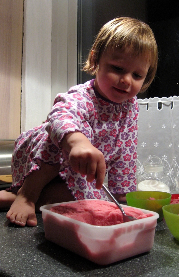 Frederikke snyder, og spiser sorbeten fra skålen