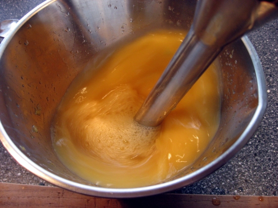 Mandarinsaften blendes, så eventuelle kødstykker bliver hakket i stykker