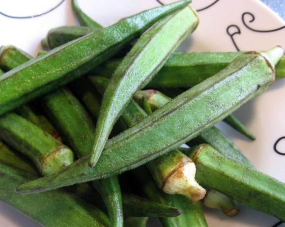 Friske okra, vasket og klar til brug
