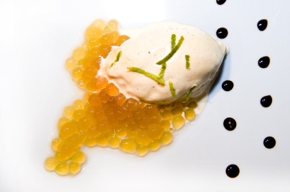 Texturas eksperiment 03: Vaniljeis med æble/pære kaviar og lakridsrod sirup