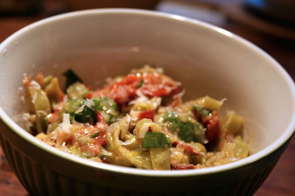 Pasta med tomat og hørøget rapsolie vinaigrette