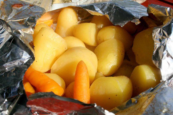 Kartofler og gulerødder lige taget af grillen