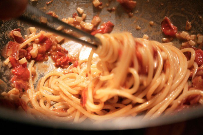 Rul pastaen rundt om en køkkenpincet, gør den lettere at anrette
