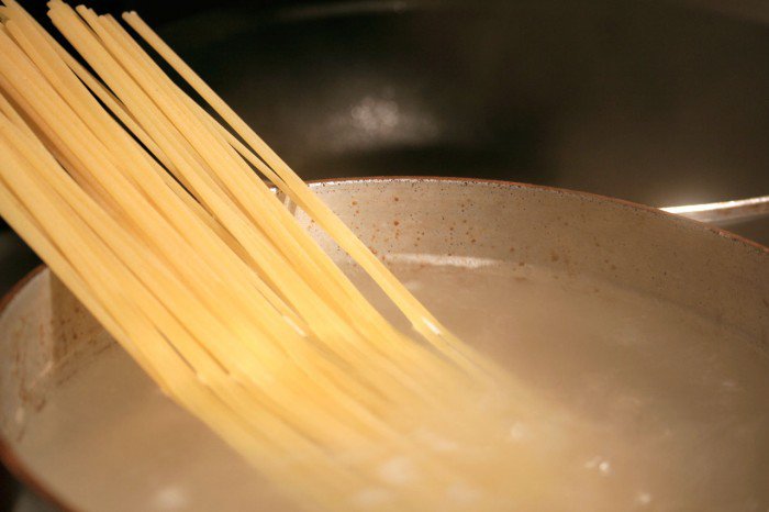 Tørret pasta koges