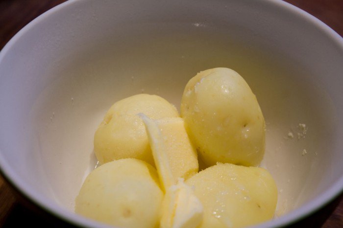 Kogte kartofler med mælk, smør, salt og lidt revet muskatnød, parat til at blive most