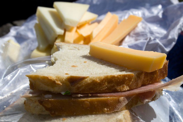 Skinkesandwich med Bornholmsk sennep og frisk oregano