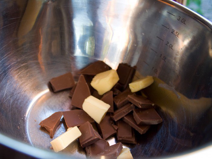 Mælke chokolade og smør i vandbad