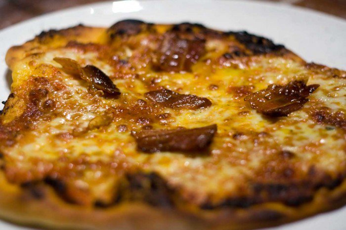 Pizza med basilikum tilført mozzarella