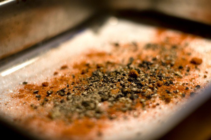 salt (0,6% nitrit), sukker, lidt cayennepeber, frisk knust sort peber, paprika, røget paprika og Chipotle pulver.