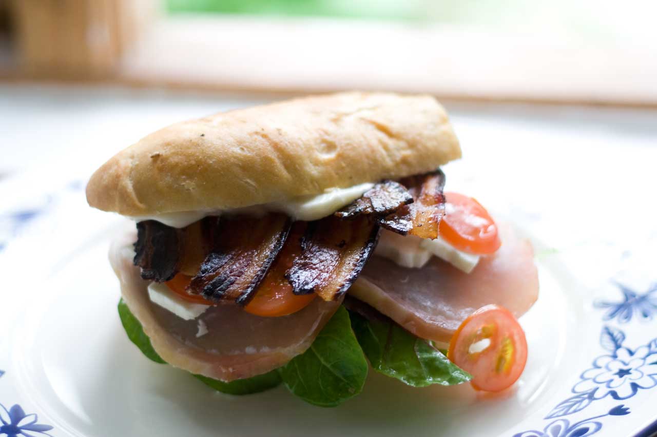Sandwich med hamburgerryg og (hjemmelavet) bacon