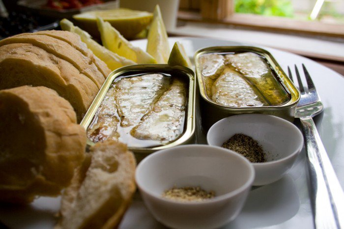 Sardiner med citron, brød og to slags peber