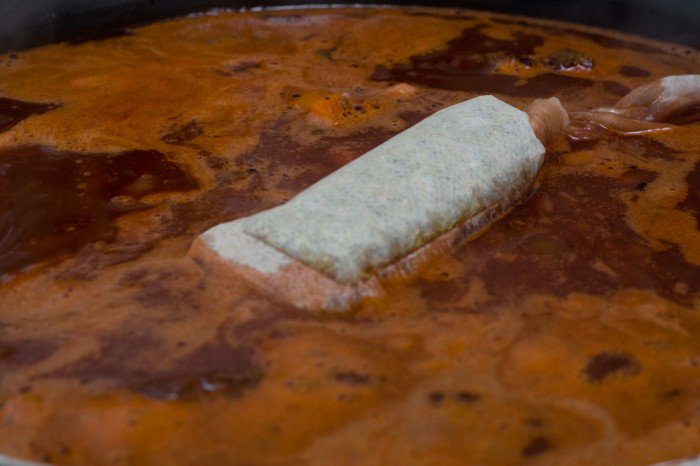 Tørret timian puttes i et te filter og droppes i saucen