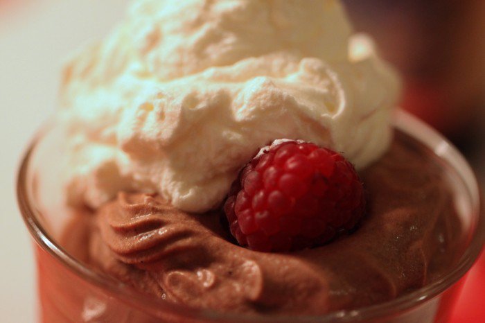 Chokolademousse med friske hindbær og flødeskum