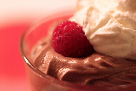 Chokolademousse med hindbær og fløde