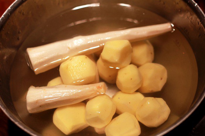 Æggeblomme kartofler fra Søren Wiuff og persillerødder.