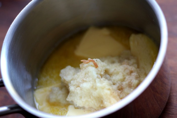 De revne kartofler ligges i en lille kasserole sammen med smør og lidt muskat blomme