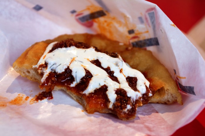 LÁNGOS med hjemmelavet krydret kødsovs, creme fraîche med hvidløg og dild