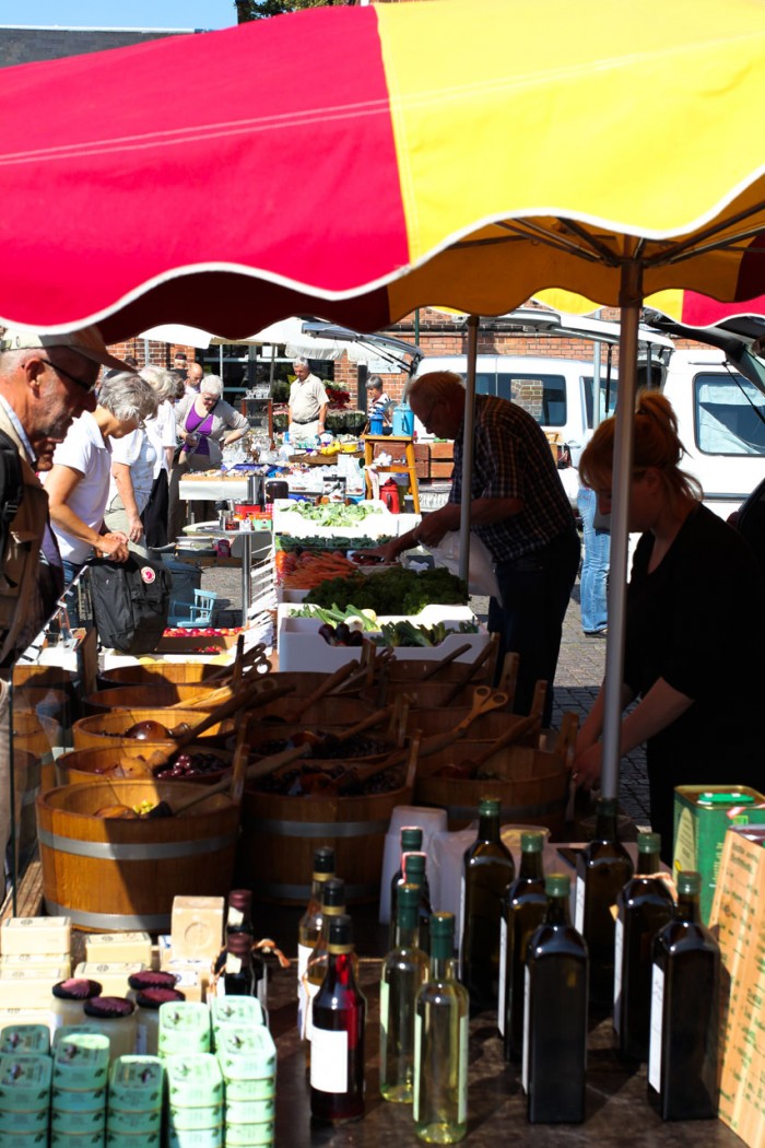Oliven, eddiker og grønthandel i baggrunden
