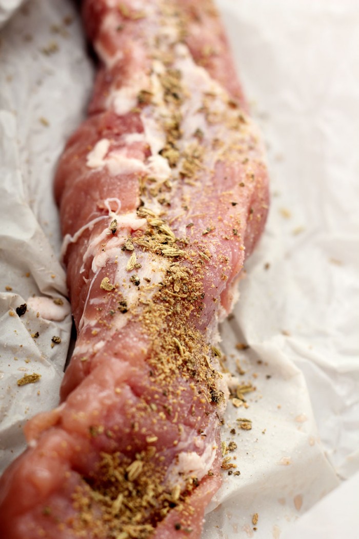 Svinemørbraden krydders med salt, knust peber og fennikelfrø