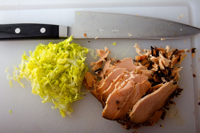 Hjertesalt hakkes fint og kødet skæres tyndt ud