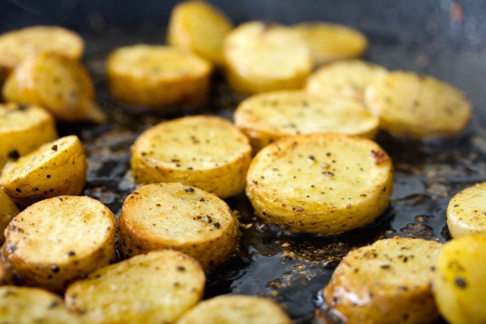 De kogte kartofler steges meget let i fedte fra bacon og chorizoen